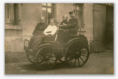 Der unbekannte Autopionier aus dem Erzgebirgsdorf Schönheide - Louis Tuchscherer auf einem von ihm gebauten Automobil um 1915, neben ihm seine Tochter Margarete. 