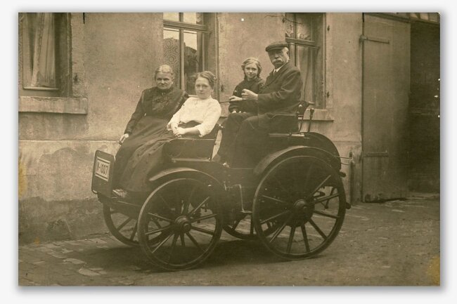 Louis Tuchscherer auf einem von ihm gebauten Automobil um 1915, neben ihm seine Tochter Margarete. 