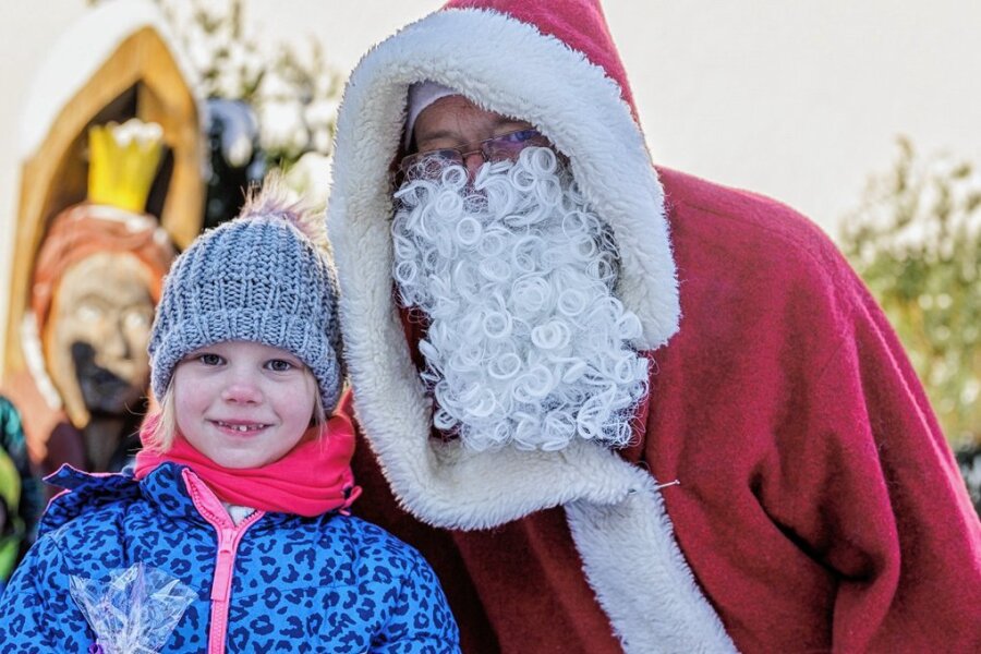 Der unermüdliche Weihnachtsmann aus Geyer - Auch bei der sechsjährigen Xenija, die dem Weihnachtsmann als Dankeschön der Kinder ein großes gebasteltes Bild überreichen durfte.