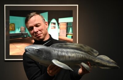 Der Urzeithai von der Autobahn - Der Holzkünstler Robby Schubert mit dem von ihm gefertigten Modell des Urzeithais "Xenacanthus". Der markante Stachel auf dem Kopf der Figur ist deutlich zu sehen. 