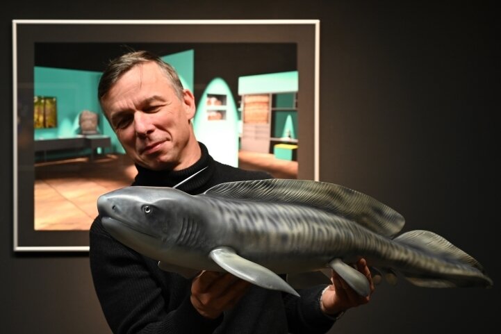 Der Urzeithai von der Autobahn - Der Holzkünstler Robby Schubert mit dem von ihm gefertigten Modell des Urzeithais "Xenacanthus". Der markante Stachel auf dem Kopf der Figur ist deutlich zu sehen. 