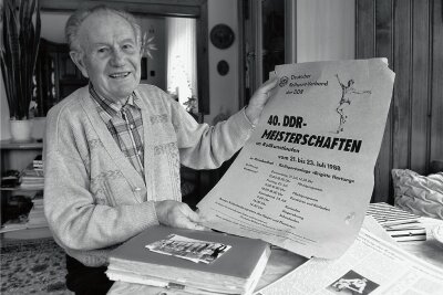Der Vater des Rollkunstlaufs ist tot: Kriebethal trauert um Horst Weickert - Horst Weickert mit dem Plakat zur DDR-Meisterschaft, die 1988 in Kriebethal stattfand. 