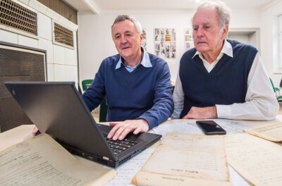 Der Vergangenheit auf der Spur: Duo erforscht Häusergeschichte - Eckhard Rehnert (rechts) und Thomas Gruner katalogisieren die Geschichte der Gebäude in Leukersdorf digital. Seit Ende Juni arbeiten sie daran. 