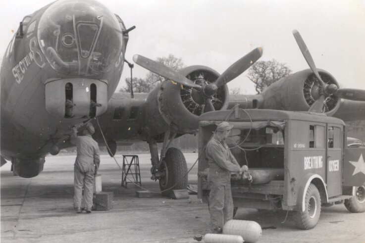 Der vergessene Bomber von Zetteritz - Das wohl einzige Foto der im Januar 1944 in Dienst gestellten B-17 mit dem Spitznamen "Section 8". 
