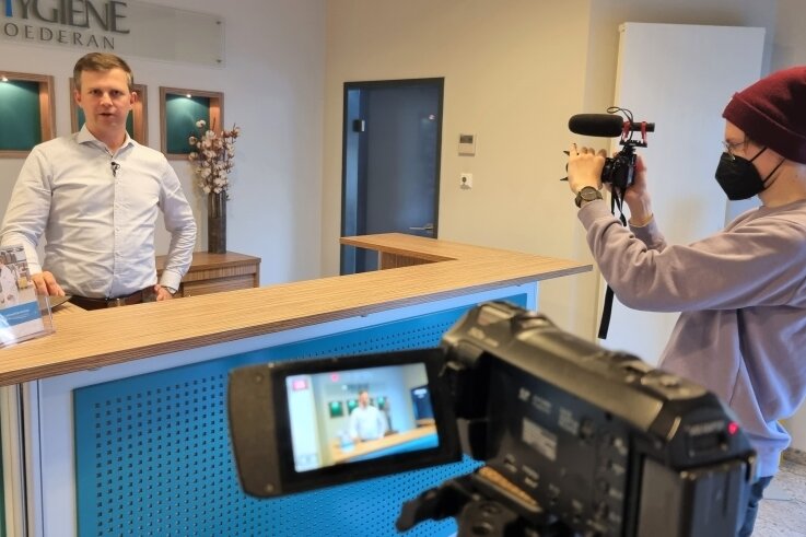 Der Video-Clip vom Geschäftsführer - Erstmals im Fokus der Kamera: Paul Kunick, der Geschäftsführer der Hygiene Oederan, wird von Max Porstmann für einen neuen Film "Jobs in Oederan" in Szene gesetzt. 