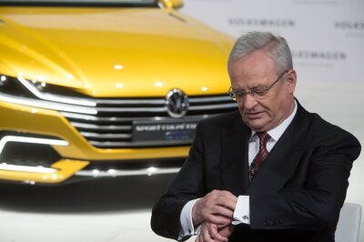 Der Volkswagen-Konzern setzt zum Überholmanöver an - Wann wird Volkswagen seinen Erzrivalen Toyota überholen? Volkswagen-Chef Martin Winterkorn schaut schon mal auf die Uhr.