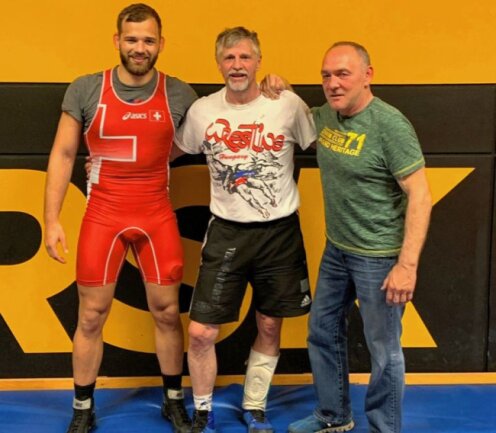 Der Wahl-Österreicher, der in der Schweiz trainiert und für Gelenau ringt - Ringkämpfer Uwe Pötzschke (Mitte) mit dem Olympia-Bronzegewinner von 1984, Hugo Dietsche, und dessen Sohn Fabian von der schweizerischen Ringerstaffel Kriessern. 