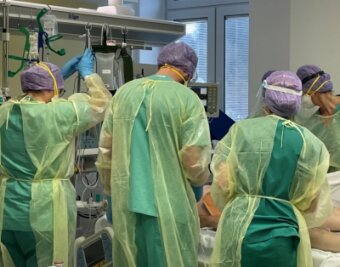 Der Wahnsinn heißt Covid-19 - Intensivstation: Ein 50-jähriger Covid-Patient wird in die Bauchlage gedreht, um die Lunge zu entlasten.