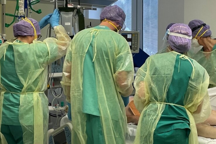 Intensivstation: Ein 50-jähriger Covid-Patient wird in die Bauchlage gedreht, um die Lunge zu entlasten.