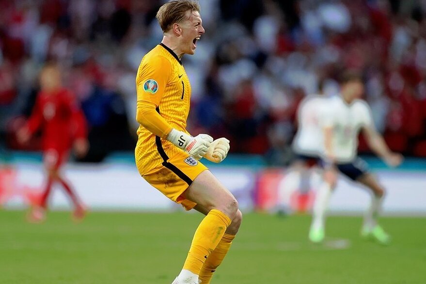 Der Wandel des Jordan Pickford - Jubel nach dem Tor zum 1:1 im Halbfinale gegen Dänemark: Englands Torhüter Jordan Pickford steht nun im Endspiel gegen die Italiener vor seiner größten Bewährungsprobe. 