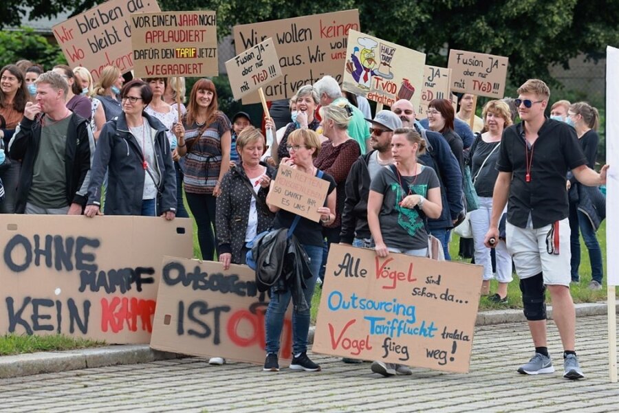 250 Demonstranten, so schätzen es Verdi und die Polizei ein, haben am Mittwoch die Kreisräte empfangen. Sie vertraten die Belegschaften in den Kliniken Annaberg, Stollberg sowie Zschopau/Olbernhau. 