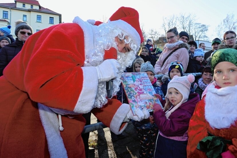 Der Weihnachtsmann kommt mit dem Bus - In Oberplanitz wartete eine große Menschenmenge auf den Weihnachtsmann. Insgesamt begrüßte er mit seinem Gefolge auf der Tour rund 300 Mädchen und Jungen. 
