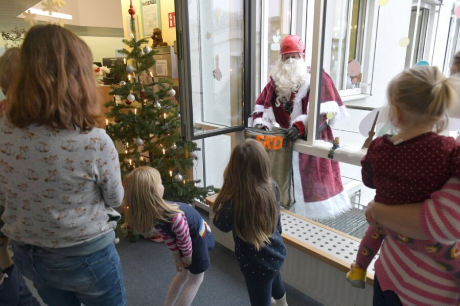 Der Weihnachtsmann kommt zur Kinderstation ans Fenster geklettert - 