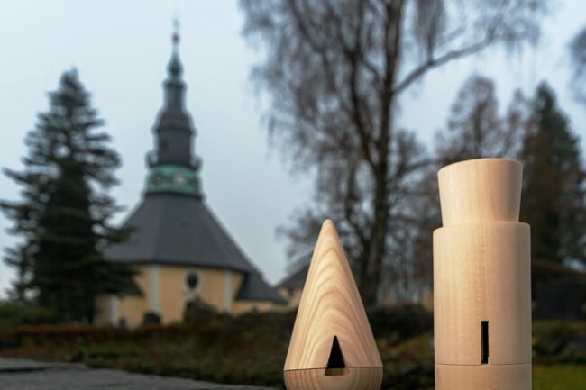 Zwei der puristischen Erz&Mountain-Formen, die bestellt werden können - im Hintergrund die Seiffener Bergkirche.