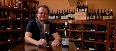 Der Weinversteher -  Auf ein Glas: Janek Schumann in seinem Lokal "Weinwirtschaft" in Lichtenwalde. Besonders faszinieren ihn gereifte, alte Weine, "mit denen man in andere Jahrzehnte eintaucht", wie er sagt. So könne man sich Geschichte verinnerlichen. 