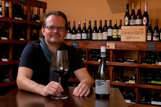 Der Weinversteher -  Auf ein Glas: Janek Schumann in seinem Lokal "Weinwirtschaft" in Lichtenwalde. Besonders faszinieren ihn gereifte, alte Weine, "mit denen man in andere Jahrzehnte eintaucht", wie er sagt. So könne man sich Geschichte verinnerlichen. 