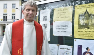 Der weiße Talar als Markenzeichen - Pfarrer Gunther Geipel aus Bad Elster geht in den Ruhestand. Das i.R. soll in seinem Falle nicht "im Ruhestand" bedeuten: "Ich sage lieber 'in Reichweite' dazu." 