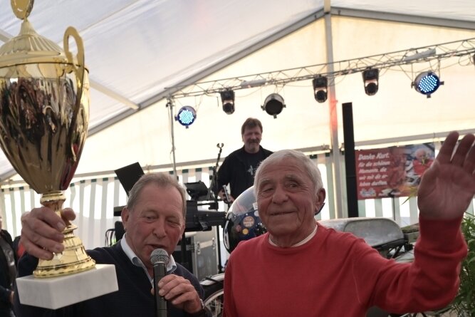 Ein goldener Pokal für ein großes Lebenswerk: Rainer Pommer, Vorsitzender des 1. Auer MSC, überreichte MZ-Legende Heinz Rosner aus Hundshübel eine stattliche Trophäe. 