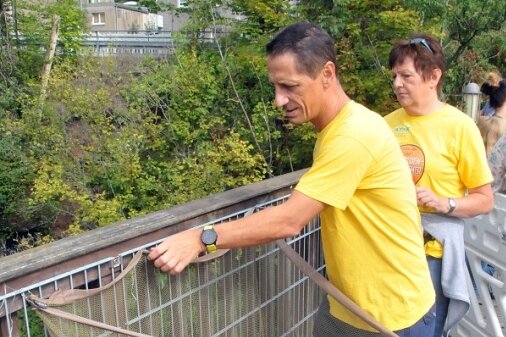 Organisator Daniel Kästner bereitet das Startnetz vor und kippte die Enten an der Stegbrücke in den Fluss.
