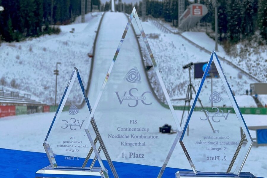Auch wenn der Winter spät kam - es reichte aus, um alle im Januar in der Klingenthaler Vogtland-Arena geplanteninternationalen Ski-Wettkämpfe durchführen zu können. Im Bild die Siegerpokale für den Continentalcup in derNordischen Kombination, der vom 21. bis 23. Januar nachgeholt werden konnte.