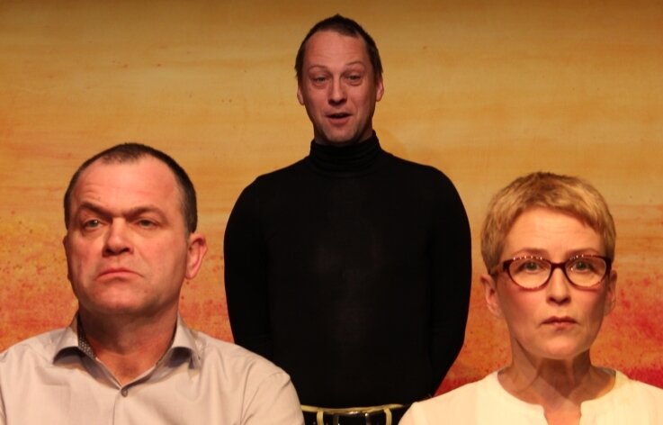 Der Witz mit der kaputten Ehe - Jan Krawzcyk (Mitte) hat als Therapeut seine Not mit dem Ehepaar, gespielt von Andreas Unglaub und Anna Silke Röder.