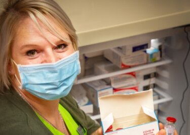 Der Zahnarzt als freiwilliger Impfhelfer - Im Kühlschrank hält Schwester Maxi ausreichend Impfstoff bereit.