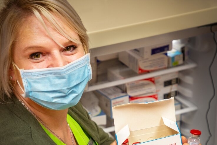Der Zahnarzt als freiwilliger Impfhelfer - Im Kühlschrank hält Schwester Maxi ausreichend Impfstoff bereit.