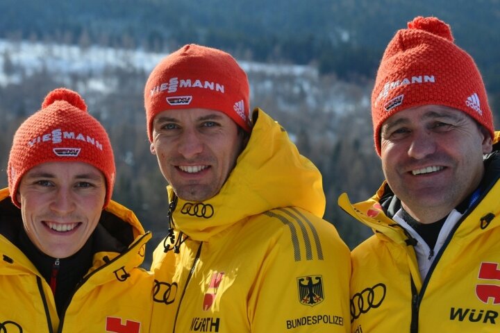 Auch im kommenden Winter wieder ein Erfolgstrio? Die Erzgebirger Eric Frenzel und Björn Kircheisen sowie Bundestrainer Hermann Weinbuch (von links). 