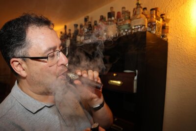 Der Zigarrenkönig von Zwickau: Zu Besuch im Raucherklub - Präsident Patrick Schaab zündet sich eine Zigarre an. In seinem Raucherklub findet er seine Entspannung.