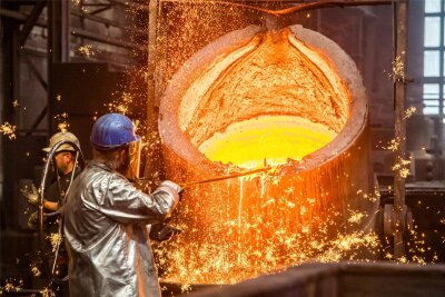 Der Zukunftsplan für die Gießerei Lößnitz steht – aber ist er machbar? - Heißes Eisen: Derzeit schmilzt die Gießerei Metalle in Koksöfen. Dabei werden 6000 Tonnen CO2 pro Jahr frei.