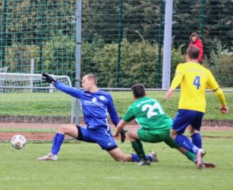 Derby mit unterschiedlichen Vorzeichen - Maurice Lange (Nummer 4) traf im letzten Aufeinandertreffen zwei Mal für den Reichenbacher FC gegen den SV Merkur Oelsnitz. Die Oelsnitzer wollen nun Revanche nehmen für die 0:3-Niederlage. 