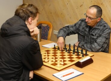 Derby unter Nachbarn - Mario Haustein (rechts) vom BSV Ehrenfriedersdorf spielt Schach gegen Nico Hörkner vom SK Plauen III.