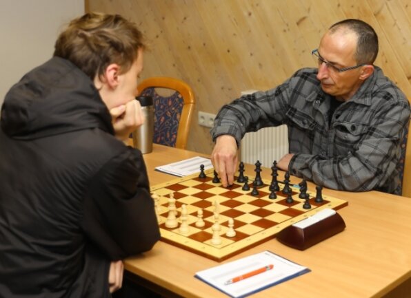 Mario Haustein (rechts) vom BSV Ehrenfriedersdorf spielt Schach gegen Nico Hörkner vom SK Plauen III.