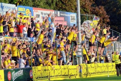 Derbysieg wäre fast ins Wasser gefallen - Groß war die Freude beim Plauener Anhang über den 3:1-Derbysieg in Auerbach. Insgesamt besuchten 1700 Zuschauer das Spiel. 