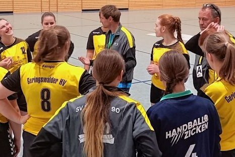 Derbystimmung vor dem letzten Heimspiel - Die Handballerinnen des Geringswalder HV spielen in dieser Saison gemeinsam mit dem SV Leisnig in einem Team. Verantwortlich für die junge Mannschaft ist Nico Mathys (M.). 