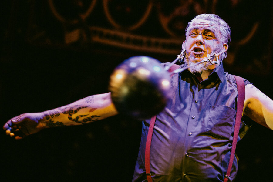 Der Performance-Künstler "Roc Roc-It" aus Deutschland kann Gegenstände in seiner Nase verschwinden lassen, mit seinen Ohrläppchen bowlen und einige andere merkwürdige Dinge tun. 