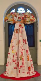 Des Königs neue Kleider - "Hanbok" heißt dieses 2,10 Meter lange koreanische Müllkleid, das Patricia Thoma in Hainichen neben Märchen-Illustrationen zeigt. Foto: Matthias Zwarg