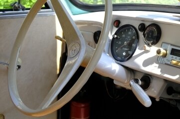 Des Schulleiters himmelblauer Trabant - Das Cockpit des Trabant aus dem Jahr 1963. Sogar das Radio ist noch original. 