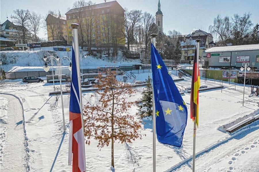 "Desaströse Entscheidung": Wie EU-Vertreter das Erzgebirge enttäuschten - Ein Bild mit Symbolkraft: Aus den Fahnen für Tschechien, Europa und Deutschland auf der Gemeinsamen Mitte von Bärenstein und Vejprty ist die Luft raus. Sie hängen - so wie die Köpfe im Grenzgebiet. 