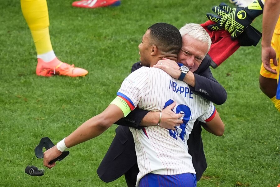 Deschamps' Freude über glanzlose Franzosen - Nationaltrainer Didier Deschamps (r) und Frankreichs Superstar Kylian Mbappé feiern den Sieg gegen Belgien.