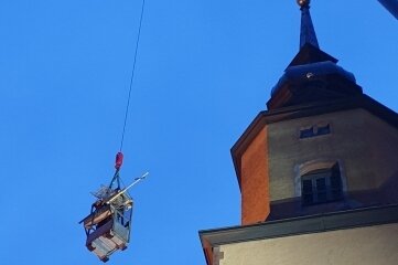 Deshalb fehlt die Turmspitze in Oederan - Mit einem Kran hoben Spezialisten am Samstagvormittag die Dachbekrönung ab. 