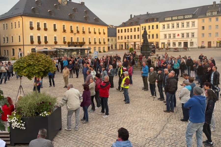 Deshalb gehen Erzgebirger auf die Straße - Auf dem Annaberger Markt versammelten sich am Montag erneut zahlreiche Menschen. 