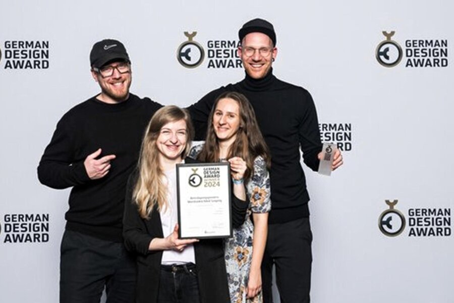 Design Award geht an Freiberger Agentur - Jan König, Paul Schmidt, Annabell Goldacker und Sophie Frauenknecht von 599media nahmen den Design Award entgegen.