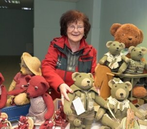 Design-Teddys in Stollberger Schaufenster - Hella Müller zeigt eine Auswahl ihrer Teddys. 