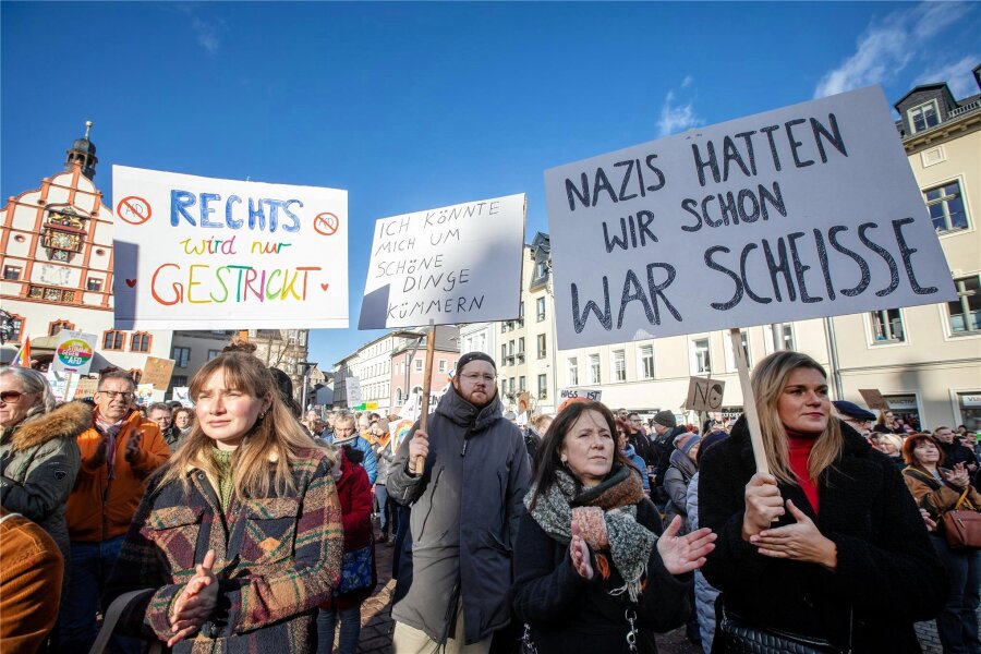 Deutlich mehr als erwartet: 1800 Menschen demonstrieren in Plauen gegen Rechtsextremismus - 1800 Menschen kamen am Samstag auf den Plauener Altmarkt, um gegen Rechtsextremismus zu protestieren.