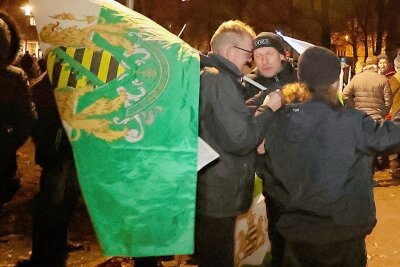 Deutlich weniger Demonstranten am Montagabend in Chemnitz - Zahlreich im Protestzug vertreten: die Fahnen der rechtsextremen "Freien Sachsen". 