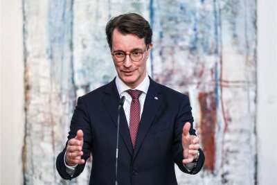 Deutliche Ansage vor Asyl-Gipfel: Kretschmer will Obergrenze von 60.000 Flüchtlingen pro Jahr - NRW-Landesvater Hendrik Wüst (CDU) geht vor dem Asyl-Gipfel mit der Ampel hart ins Gericht.