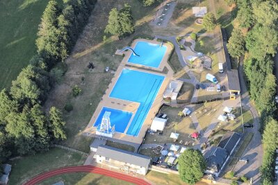Deutliches Besucherplus im Schwimmbad Markneukirchen - Ein Blick aus der Luft auf das Markneukirchener Rudolf-Thiele-Bad. Dieses Jahr wurden 16.500 Gäste begrüßt.