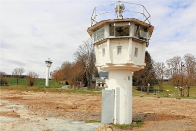 Deutsch-Deutsches Grenzmuseum Mödlareuth steckt mitten im Umbau - Der Beobachtungsturm im Vordergrund stammt aus Blankenstein. Er wurde niedriger als im Original aufgebaut, um ihn besser besteigen zu können.
