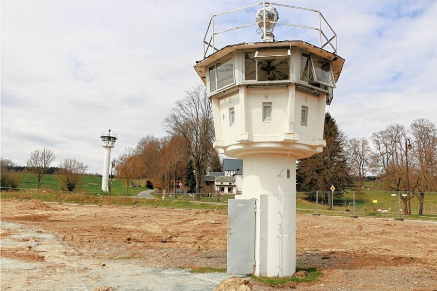 Der Beobachtungsturm im Vordergrund stammt aus Blankenstein. Er wurde niedriger als im Original aufgebaut, um ihn besser besteigen zu können.